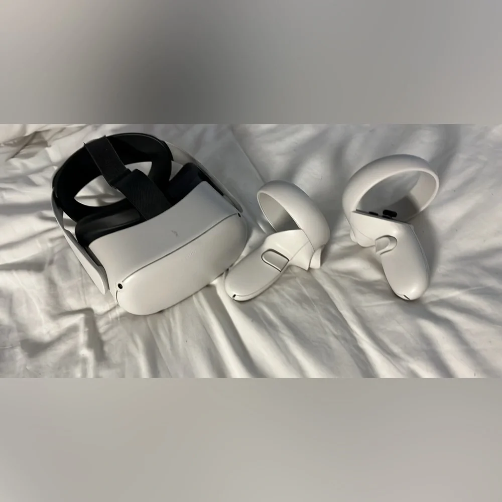 Oculus quest 2 - used - perfect condition - elite head strap - controller grips